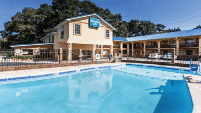 Days Inn by Wyndham - Calhoun, GA on US-41